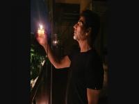 Bollywood Starsनी असा दिला पीएम मोदींच्या आवाहनाला उत्फूर्त प्रतिसाद, पाहा हे फोटो - Marathi News | Bollywood celebs light candles to support PM Modi's 9pm 9min call PSC | Latest filmy Photos at Lokmat.com
