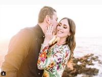 एंगेजमेंटला त्यानं दिली तिला 19 कोटींची अंगठी - Marathi News | She gave her an engagement ring of 19 crores | Latest international Photos at Lokmat.com