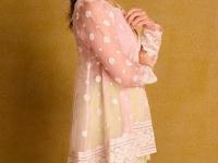 आलिया भट्टचा नवा लूक, लुंगी-कुर्ता ड्रेसचा नवा फॅशन ट्रेंड! घालून पाहा, दिसाल अतिशय सुंदर... - Marathi News | Alia Bhatt Lungi Kurta Fashion Trend lungi kurta style by Alia Bhatt | Latest sakhi Photos at Lokmat.com