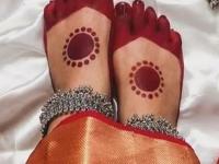 Navratri Alata Designs : नवरात्रीत पायाला लावा 'आलता', ५ सुंदर डिझाईन्स- पाहा पारंपरिक पद्धत - Marathi News | How to apply alata on feet for Navratri Best traditional alata designs for festivals Step-by-step guide to alata designs | Latest sakhi Photos at Lokmat.com