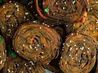 Alu Vadi : अळूवडी करताना टाळा ‘या’ चुका, मग अळूवडी कायमच होईल परफेक्ट कुरकुरीत... - Marathi News | To Make Perfect Tasty Aluvadi Tips & Tricks how to make perfect aluvadi at home aluvadi making tricks crispy and soft aluvadi tips aluchi vadi recipe secrets | Latest sakhi Photos at Lokmat.com