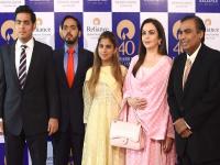 मुकेश अंबानी वडिलांच्या चुकीतून शिकले अन् अशा प्रकारे मुलांमध्ये केली व्यवसायाची वाटणी - Marathi News | Mukesh Ambani Birthday : Mukesh Ambani learned from his father's mistakes and thus divided the business among his children | Latest business Photos at Lokmat.com