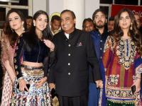 Mukesh Ambani यांचे तीन व्याही...तिघांकडे अफाट संपत्ती; तरीही अंबानींच्या खुप मागे - Marathi News | Mukesh Ambani's Three in lawa, all three have immense wealth; Still far behind Ambani | Latest business Photos at Lokmat.com