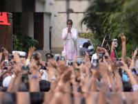 ‘जलसा’बाहेर बिग बी म्हणजे अमिताभ बच्चन यांचं ‘संडे दर्शन’ - Marathi News | Big B is Amitabh Bachchan's 'Sandesh Darshan' | Latest mumbai Photos at Lokmat.com