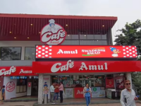 Amul: नोकरीची चिंता सोडा आणि स्वतःच मालक व्हा! अमूलसोबत दरमहा कमवा १.५ लाख रुपये, कसे? - Marathi News | Quit Your Job and Be Your Own Boss: Earn Up to 1.5 Lakh Monthly with Amul Franchise Opportunity | Latest business News at Lokmat.com