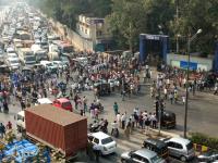 रास्ता रोको, रेल रोको, दगडफेकीमुळे मुंबईला लागला 'ब्रेक' - Marathi News | Stop the road, stop the rail, and start the 'break' | Latest mumbai Photos at Lokmat.com