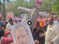 भयंकर! अखिलेश यादवांचा पुतळा जाळताना स्फोट; भाजपा आमदार अनुपमा जयस्वाल भाजल्या - Marathi News | bahraich BJP mla Anupama Jaiswal injured effigy blast Akhilesh Yadav | Latest national News at Lokmat.com