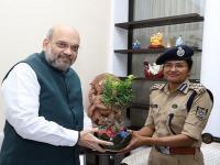 7 अजस्त्र पर्वत सर केले, आज उत्तराखंडमध्ये रेस्क्यू ऑपरेशन हाताळतेय ही IPS ऑफिसर - Marathi News | IPS officer aparna kumar handling the rescue operation in Uttarakhand glacier burst | Latest national Photos at Lokmat.com
