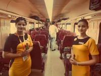 'एअर होस्टेस'च्या धर्तीवर आता 'ट्रेन होस्टेस', या रेल्वे गाड्यांत मिळणार 'विमाना'सारखी सुविधा - Marathi News | Railway to introduce train hostess in premium trains to attract more passengers | Latest business Photos at Lokmat.com