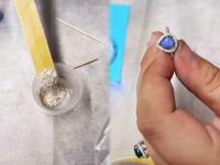 मृतांच्या राखेपासून ज्वेलरी तयार करते ही महिला, कारण वाचून तुम्हीही व्हाल इमोशनल - Marathi News | Women make rings necklaces and small figurines with the ashes of lost loved ones | Latest jarahatke Photos at Lokmat.com