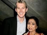 वेगाचा बादशाह जेव्हा स्वराभिषेकात न्हाऊन निघाला, ब्रेट लीने आशा भोसले यांच्यासोबत गायले होते गाणे - Marathi News | When the king of speed bathed in the swarabhishek, a song sung by Brett Lee with Asha Bhosle | Latest cricket News at Lokmat.com वेगाचा बादशाह जेव्हा स्वराभिषेकात न्हाऊन निघाला, ब्रेट लीने आशा भोसले यांच्यासोबत गायले होते गाणे - Marathi News | When the king of speed bathed in the swarabhishek, a song sung by Brett Lee with Asha Bhosle | Latest cricket News at Lokmat.com