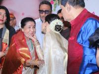 आवाजाची राणी अन् सौंदर्यखणी भेटतात तेव्हा... - Marathi News | When the voice queen and the authors meet ... | Latest mumbai Photos at Lokmat.com