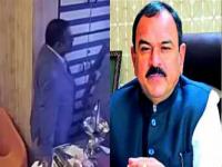 चमत्कार, वशीकरण नाही तर ‘ही’ ट्रिक वापरून खरातने केलं महिलांचं शोषण, SITसमोर दिली कबुली - Marathi News | Ashok Kharat Case: Not a miracle, not a vassal, but a trick that Ashok Kharat used to exploit women, confessed before SIT | Latest maharashtra News at Lokmat.com चमत्कार, वशीकरण नाही तर ‘ही’ ट्रिक वापरून खरातने केलं महिलांचं शोषण, SITसमोर दिली कबुली - Marathi News | Ashok Kharat Case: Not a miracle, not a vassal, but a trick that Ashok Kharat used to exploit women, confessed before SIT | Latest maharashtra News at Lokmat.com