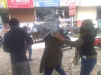 Aurangabad: प्रशिक्षणार्थी एअर हॉस्टेसने बहीणीची छेड काढणाऱ्या मजनूला धू धू धुतले, एवढे की.... - Marathi News | trainee air hostess beat road Romeo of Aurangabad, who was molesting her sister | Latest crime Photos at Lokmat.com