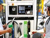 Fuel Saving Tips: पेट्रोल, डिझेल परवडत नाहीय, मग मायलेज कसे वाढवणार?; काही टिप्स... - Marathi News | Fuel Saving Tips: How to increase mileage; Read petrol, diesel fuel saving tips ... | Latest auto Photos at Lokmat.com