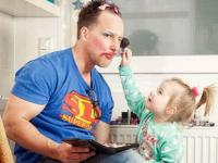 रमलेल्या बाबांची 'ही' कहाणी पाहा... - Marathi News | fatherhood awesome photos dads playing with kids girl | Latest jarahatke Photos at Lokmat.com