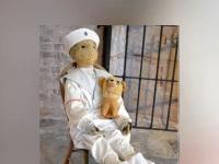 जगातील सर्वात शापित बाहुली; ज्यांनी ती जवळ ठेवली, त्यांचे आयुष्य झाले उद्ध्वस्त, वाचा सविस्तर - Marathi News | World's Most Cursed Doll Those who kept her close their lives were ruined | Latest social-viral Photos at Lokmat.com