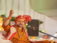 Bageshwar Baba: कोण आहेत बागेश्वर बाबा? चमत्काराचं आव्हान स्वीकारलं अन् दिव्यदृष्टीने मनातलं ओळखतात! - Marathi News | know about who is bageshwar baba pandit dhirendra krishna shastri biography | Latest national Photos at Lokmat.com