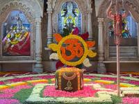 Mahashivratri 2021: महाशिवरात्रीनिमित्त बाबुलनाथ मंदिरात फुलांची आकर्षक सजावट; पाहा, झलक - Marathi News | some pics of attractive flower decoration in babulnath temple on the occasion of mahashivaratri 2021 | Latest bhakti Photos at Lokmat.com