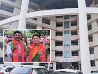 मिस्टर अँड मिसेस नगरसेवक! बदलापूरमध्ये डझनभर जोडप्यांनी निवडणूक लढवली; चार जिंकली, तर पाच... - Marathi News | Maharashtra Local Body Election Results 2025: Mr. and Mrs. Corporators! Dozens of couples contested the election in Badlapur; Four won, while five... | Latest maharashtra News at Lokmat.com