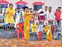 बागेश्वर बाबा बनले फलंदाज, भगव्या कफनीमध्ये मैदानात उतरून ठोकले चौकार-षटकार, फटकेबाजीपुढे सूर्याही फेल - Marathi News | Bageshwar Baba became a batsman, came to the field in a saffron shroud and hit fours and sixes, even Surya failed in front of the batting. | Latest madhya-pradesh Photos at Lokmat.com