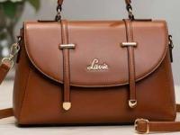 बॅग एक पण लूक अनेक! ऑफिससाठी निवडा ५ प्रकारच्या बॅग, मिडी असो की साडी-तुम्हीच दिसाल भारी - Marathi News | best office bags for women that go with saree one bag multiple looks for office wear stylish handbags for working women office bags that match both saree and western wear | Latest sakhi Photos at Lokmat.com