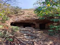 'बकासुराचा वाडा' पाहिलाय का?; कोल्हापूर-सिंधुदुर्ग जिल्ह्याच्या सीमेवर या गुहेजवळच झालं होतं भीम-बकासुराचं युद्ध - Marathi News | Bakasura fort on the border of Kolhapur and Sindhudurg districts, The battle of Bhim-Bakasura took place near this cave | Latest kolhapur Photos at Lokmat.com