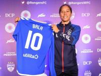 विदेशी फुटबॉल क्लबबरोबर करार करणारी बाला देवी आहे तरी कोण? - Marathi News | Who is Bala Devi, who signed a contract with a foreign football club? | Latest football Photos at Lokmat.com