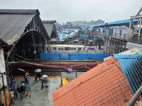 ‘प.रे.’ची ‘गलती’ फलाटांना गळती... - Marathi News | Water leaks through roof of local train stations in Mumbai | Latest mumbai Photos at Lokmat.com