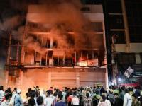 बांगलादेश पेटला! २८ पत्रकारांना जिवंत जाळण्याचा प्रयत्न, एका हिंदूला झाडाला उलटे टांगून जाळले... - Marathi News | Bangladesh is on fire! Attempt to burn 28 journalists alive, one Hindu was hanged upside down and burned... | Latest international News at Lokmat.com बांगलादेश पेटला! २८ पत्रकारांना जिवंत जाळण्याचा प्रयत्न, एका हिंदूला झाडाला उलटे टांगून जाळले... - Marathi News | Bangladesh is on fire! Attempt to burn 28 journalists alive, one Hindu was hanged upside down and burned... | Latest international News at Lokmat.com