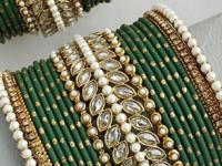 मंगळागौरीसाठी साडीवर मॅचिंग हिरव्या बांगड्या हव्या? बघा स्वस्तात मस्त बांगड्यांचे लेटेस्ट डिझाईन्स - Marathi News | green bangles for savan, latest patterns of green bangles at low cost, green bangles designs | Latest sakhi Photos at Lokmat.com