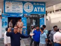 भर दुपारी बँक ऑफ महाराष्ट्रवर सशस्त्र दरोडा; २० मिनिटांत ३५ लाख लुटून नेले, मॅनेजरलाही मारहाण - Marathi News | Armed robbery at Bank of Maharashtra in the afternoon in MP; Rs 35 lakhs looted in 20 minutes, manager also beaten up | Latest crime News at Lokmat.com