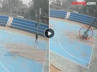 धक्कादायक! बास्केटबॉलचा सराव करताना छातीवर पोल पडला; खेळाडूचा जागीच मृत्यू, व्हिडीओ व्हायरल - Marathi News | A pole fell on the chest while practicing basketball Player died on the spot, video goes viral | Latest other-sports News at Lokmat.com धक्कादायक! बास्केटबॉलचा सराव करताना छातीवर पोल पडला; खेळाडूचा जागीच मृत्यू, व्हिडीओ व्हायरल - Marathi News | A pole fell on the chest while practicing basketball Player died on the spot, video goes viral | Latest other-sports News at Lokmat.com