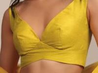 लग्नसमारंभाला स्लीव्ह्जलेस ब्लाऊज घालून जाताय? लक्षात ठेवा ५ टिप्स, दिसाल सुंदर आणि मोहक - Marathi News | Wearing sleeveless blouse to a wedding Remember these 5 tips look beautiful and charming fashion tips | Latest sakhi Photos at Lokmat.com