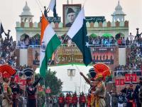 अटारी-वाघा सीमेवर बीटिंग द रिट्रीटचा सोहळा उत्साहात संपन्न - Marathi News | ‘Beating the Retreat’ ceremony 2019 at Attari-Wagah border | Latest national Photos at Lokmat.com