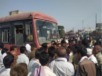 बीडमध्ये अवैध प्रवासी वाहतूक करणाऱ्या बस चालक, वाहकाला मारहाण