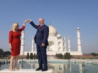 ताज महालसमोर इस्त्रायली पंतप्रधानांना 'या' फोटोचा मोह आवरता आला नाही - Marathi News | In front of the Taj Mahal, the Israeli prime minister did not get the idea of ​​'this' photo | Latest national Photos at Lokmat.com
