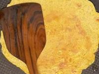 बेसनाचा पोळा तव्याला चिकटतो? पाहा १ चमचा मिठाचा सोपा उपाय-पोळ्याला पडेल छान जाळी - Marathi News | How to prevent besan chilla from sticking to the pan Easy salt trick for soft and perfect besan chilla | Latest sakhi Photos at Lokmat.com