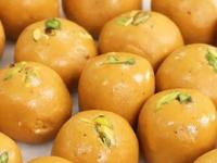 बेसन कच्चं राहातं- लाडू टाळूला चिकटतो? बेसन भाजण्यासाठी ५ टिप्स - लाडू होईल रवाळ- दाणेदार - Marathi News | how to roast besan properly for making soft and grainy ladoo ganesh festival best tips to avoid raw taste in besan laddoo | Latest sakhi Photos at Lokmat.com