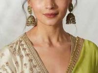 लहान ब्रेस्ट साईजसाठी १० ग्लॅमरस ब्लाऊज नेकपॅटर्न्स! लूकच जाईल बदलून - साडीत दिसाल स्टायलिश... - Marathi News | best blouse neck patterns for small breast size blouse neck design suits small breast size | Latest sakhi Photos at Lokmat.com