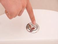 टॉयलेटमधील फ्लशला दोन बटन का असतात? क्वचितच लोकांना माहीत असेल कारण.... - Marathi News | Why toilet flush always has 2 buttons? Know the reasons | Latest jarahatke Photos at Lokmat.com