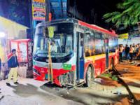 भांडुपमध्ये बेस्ट इलेक्ट्रिक बसने घेतला चौघांचा बळी; दहा जखमी - Marathi News | BEST electric bus kills four in Bhandup; ten injured | Latest mumbai News at Lokmat.com