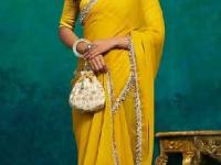 साडीत उंची कमी दिसते, ठेंगणे दिसण्याची भीती ? साडी विकत घेताना पाहा ७ गोष्टी - दिसाल उंच, सडपातळ, सुंदर... - Marathi News | Looking short in a saree, afraid of looking short? Look for 6 things when buying a saree - you will look tall, slim, beautiful... | Latest sakhi Photos at Lokmat.com