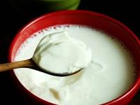 आंबट झालेलं दही फेकून देण्याआधी थांबा! वापरा ६ प्रकारे - दही वाया न जाता मिळतील अनेक फायदे... - Marathi News | best ways to use sour curd at home home remedies with sour curd sour curd household hacks easy tips to use sour curd, | Latest sakhi Photos at Lokmat.com