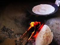 आधी हाताले चटके, तव्हा मियते 'भाकर';संत बहिणाबाई चौधरी यांच्या ओवीतून भाकरीचे महत्त्व! - Marathi News | Benefits of Bhakari | Latest bhakti Photos at Lokmat.com