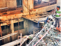 Bhandup: ‘हाय’ अन् ‘टाटा बाय-बाय’वरून वाद; वऱ्हाडी थेट २० फूट खड्ड्यात - Marathi News | Argument over 'Hi' and 'Tata Bye-Bye'; Groom falls straight into a 20-foot pit | Latest mumbai News at Lokmat.com