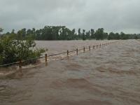 भिवंडीतील तानसा नदीला आला पूर, घरांमध्ये शिरलं पाणी - Marathi News | Floods in Bhiwandi, river tansa, water entered into houses | Latest maharashtra Photos at Lokmat.com