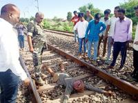 पत्नी आणि मुलाने आधी तोंड शिवलं, नंतर दोराने बांधून रेल्वे ट्रॅकवर फेकलं... - Marathi News | Jharkhand : Stitched the person mouth and tied it with a rope and threw it on the railway track Palamu | Latest crime Photos at Lokmat.com