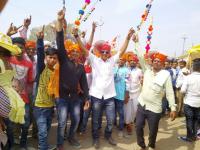 धुळे व नंदुरबार जिल्ह्यातील भोंग-या बाजारात गुंजले लोकगीताचे सूर... - Marathi News | In the market of Bhole in Dhule and Nandurbar district, the music of Ganjale folk songs ... | Latest jalgaon Photos at Lokmat.com