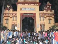 विद्यार्थिनींवर पोलिसांनी केला लाठीचार्ज, बनारस हिंदू विद्यापीठातील आंदोलनाला हिंसक वळण - Marathi News |  Police lathicharge on women, violent turn of the movement of Banaras Hindu University | Latest national Photos at Lokmat.com